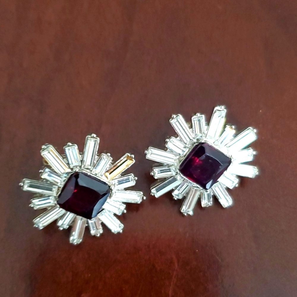 01 pair of earrings silver and red